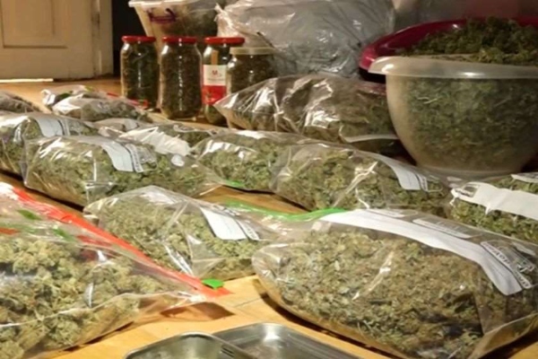 პოლიციამ განსაკუთრებით დიდი ოდენობით სხვადასხვა სახის ნარკოტიკი ამოიღო - დაკავებულია სამი პირი