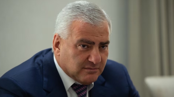 სომხეთში მილიარდერი კარაპეტიანი ციხიდან გირაოთი გამოუშვეს და შინაპატიმრობა შეუფარდეს