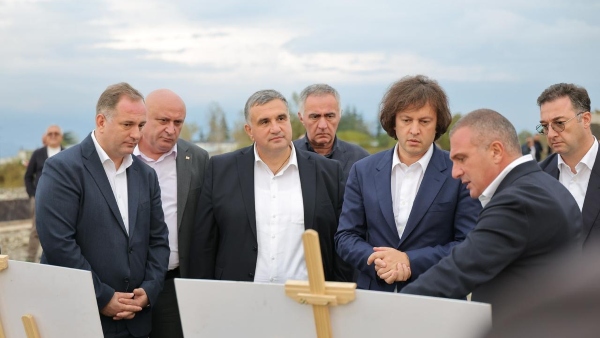 პრემიერ-მინისტრი თელავში სპორტული ინფრასტრუქტურის მშენებლობის პროცესს გაეცნო და ახლად რეაბილიტირებული სკვერი დაათვალიერა  
