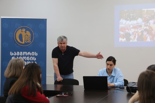 სამგორის რაიონის გამგეობაში N216 საჯარო სკოლის მოსწავლეებთან საინფორმაციო  შეხვედრა გაიმართა