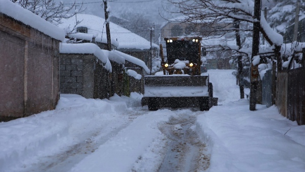 სამგორის რაიონში, სპეცტექნიკის საშუალებით, გზებზე მარილი 24 საათიან რეჟიმში იყრება