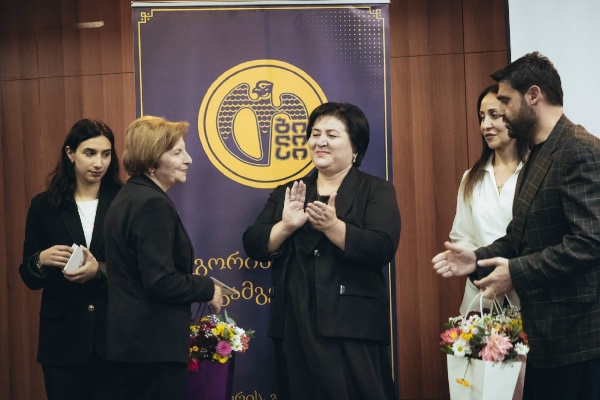 სამგორის რაიონში ღვაწლმოსილი პედაგოგები დააჯილდოვეს