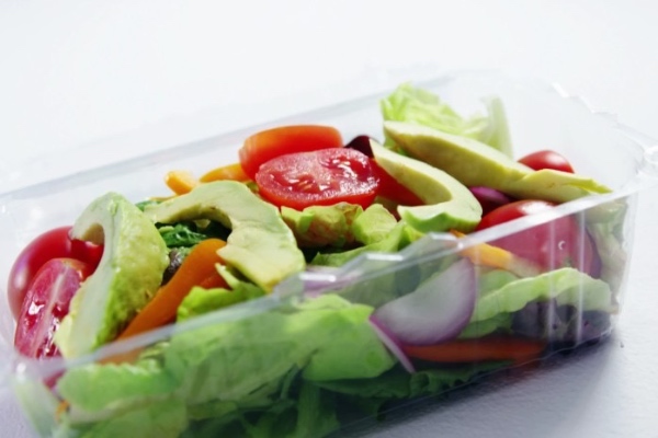 კვების ობიექტებისთვის პლასტიკის ჭურჭლით რეალიზაციის აკრძალვა მომსახურებას 15%-მდე გააძვირებს - ასოციაცია