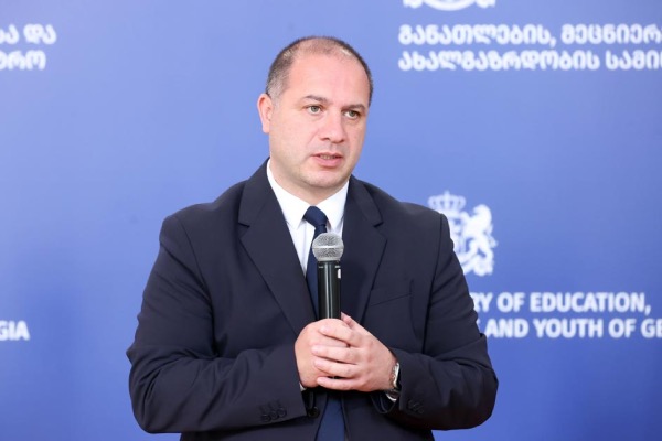 მიზანმიმართულად ვრცელდება ცრუ ინფორმაცია, თითქოს სამინისტრო სასკოლო ფორმების მაღალ ფასში რეალიზებას აპირებს - გივი მიქანაძე