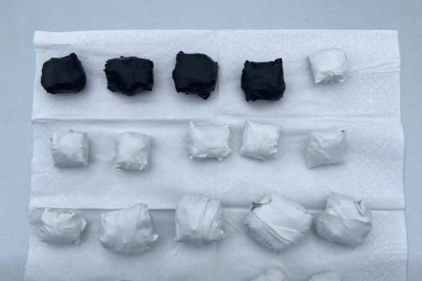 პოლიციამ თბილისში ნარკოდანაშაულის ბრალდებით 3 პირი დააკავა - ამოღებულია განსაკუთრებით დიდი ოდენობით ნარკოტიკი