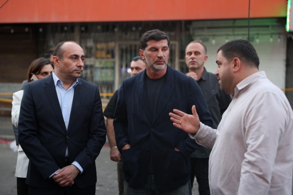 შსს-ს მინისტრი სადგურის მოედნის მიმდებარე ტერიტორიაზე იმყოფება და საპოლიციო დანაყოფების წარმომადგენლების მუშაობას ეცნობა