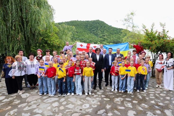 პრემიერი უკრაინელ ბავშვებს შეხვდა, რომლებიც, საქართველოს მთავრობის ფინანსური მხარდაჭერით, საზაფხულო ბანაკში ისვენებენ
