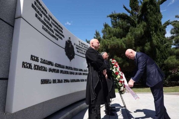 სულხან თამაზაშვილმა სამსახურებრივი მოვალეობის შესრულების დროს დაღუპული პოლიციელების მემორიალი გვირგვინით შეამკო