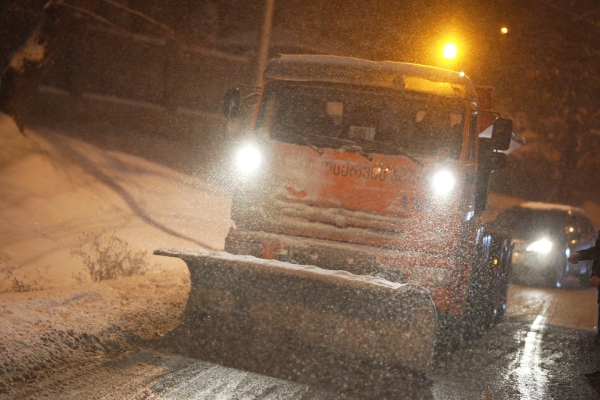 სამგორის რაიონში „თბილსერვის ჯგუფის“ მიერ ქუჩების თოვლისგან გაწმენდითი სამუშაოები მიმდინარეობს