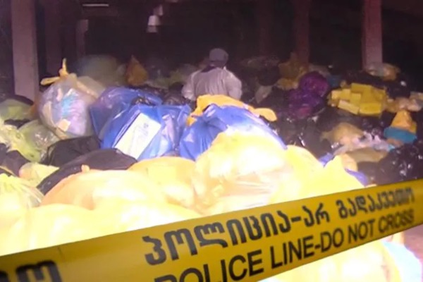 „სხეულის ამპუტირებული ნაწილები ყრია“ - სამტრედიაში, ძველ ფერმაში სამედიცინო ნარჩენები იპოვეს